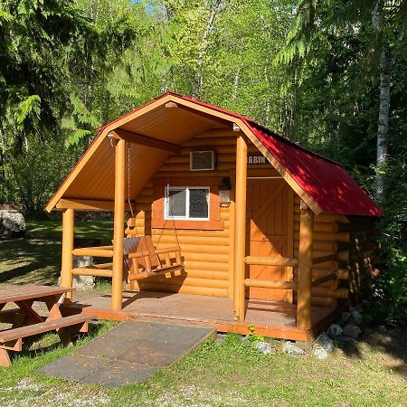 Revelstoke Rv & Cabin Resort Zewnętrze zdjęcie