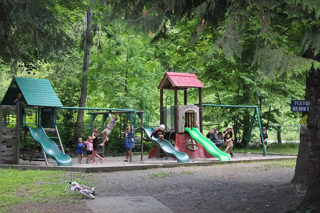 Revelstoke Rv & Cabin Resort Zewnętrze zdjęcie